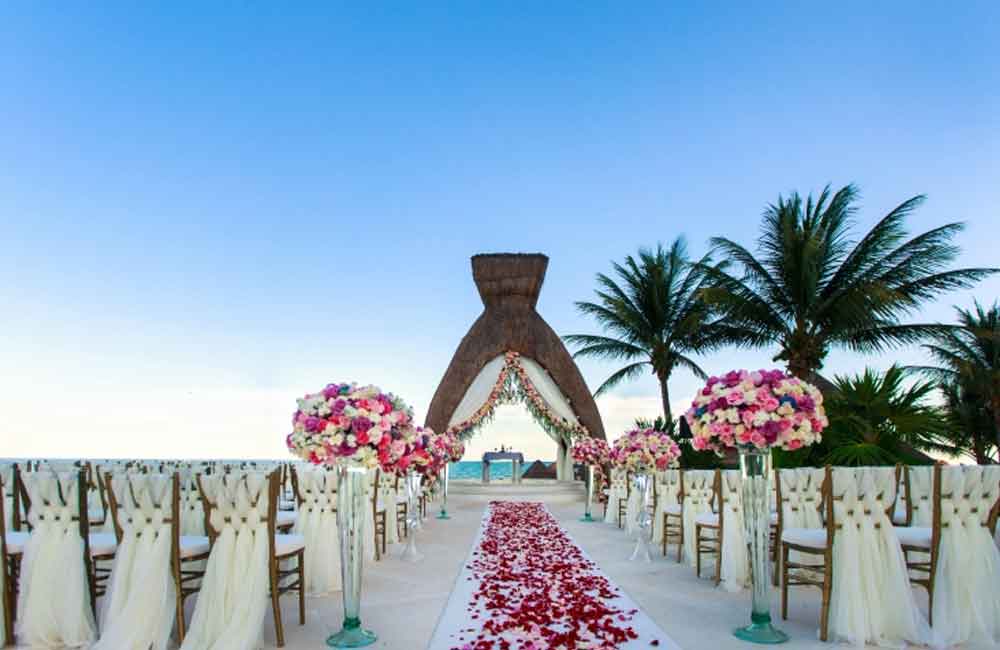 Pros And Cons Of A Destination Wedding Vs Local Wedding Rt